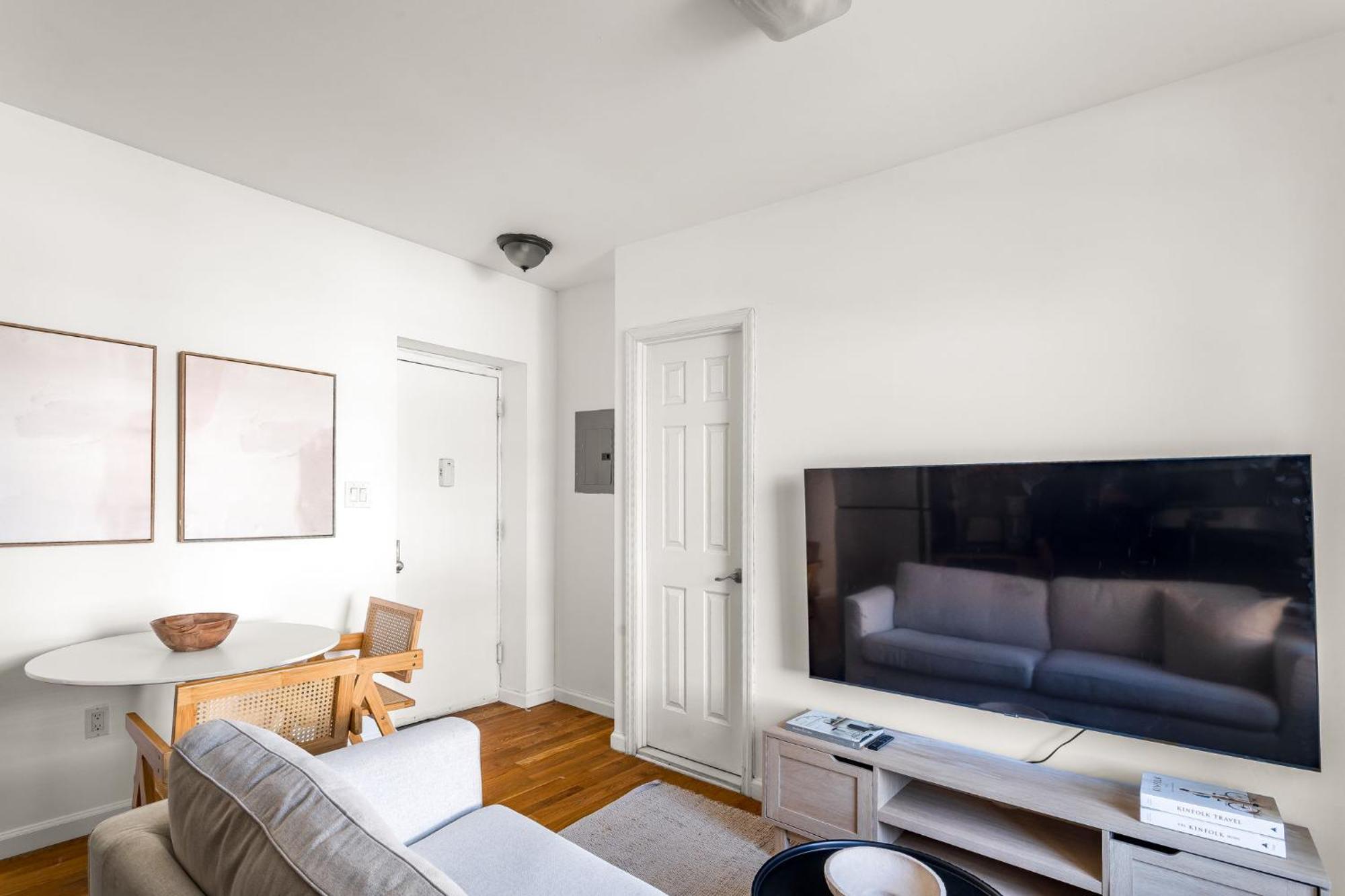 Chic & Trendy 3bd 1bath Escape In The Lower East Side Apartment